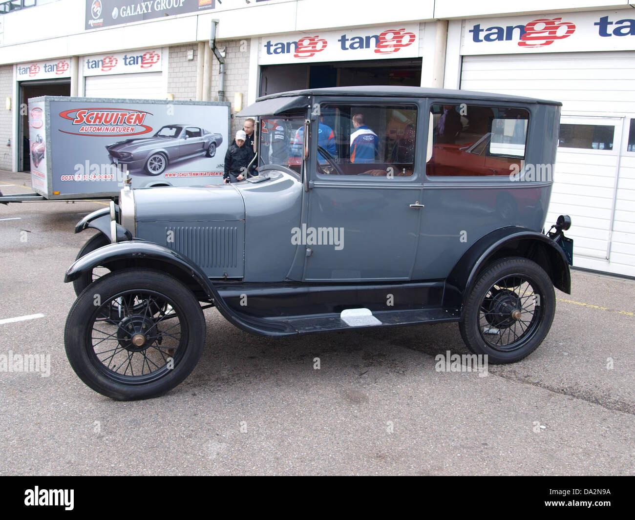 Der Ford Car, der 2010 auf dem Nationaal Oldtimer Festival in Zandvoort gezeigt wurde, ist ein Klassiker, der auf der prestigeträchtigen Veranstaltung ausgestellt wird und Oldtimer und ihre historische Bedeutung in der Welt des Motorsports und der Automobilgeschichte feiert. Stockfoto