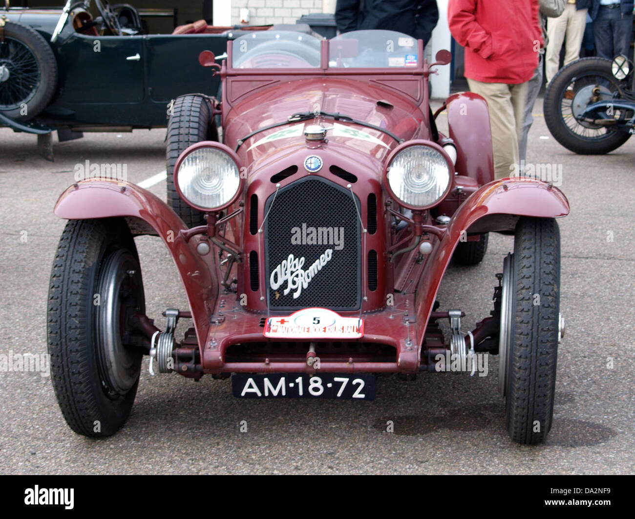 Der Alfa Romeo 8C Monza von 1933, der 2010 auf dem Nationaal Oldtimer Festival in Zandvoort gezeigt wurde, ist ein Paradebeispiel für Vintage-Rennwagen. Dieses Modell, das für sein schlankes Design und seine Geschwindigkeit bekannt ist, ist zu einem Symbol der frühen Motorsport-Technik und -Stil geworden. Stockfoto