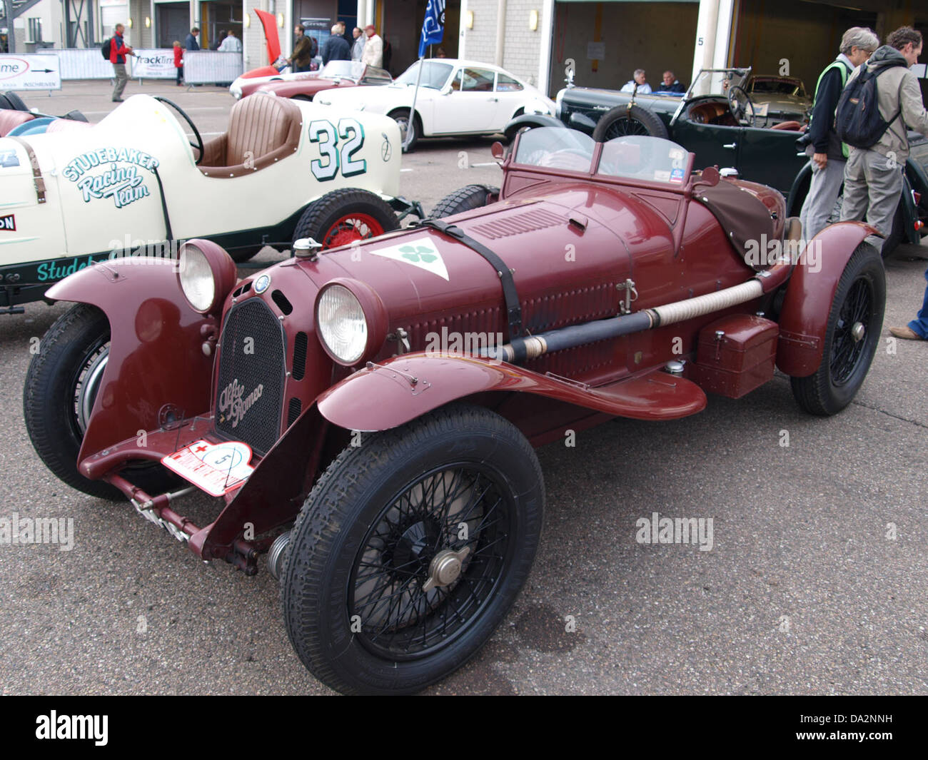 Der Alfa Romeo 8C Monza von 1933, der 2010 auf dem Nationaal Oldtimer Festival in Zandvoort gezeigt wurde, ist ein historischer Rennwagen, der für seine Leistung und sein Design bekannt ist. Der Wagen mit der Zulassung AM-18-72 ist ein Schlüsselbeispiel für die italienische Automobiltechnik des frühen 20. Jahrhunderts. Stockfoto