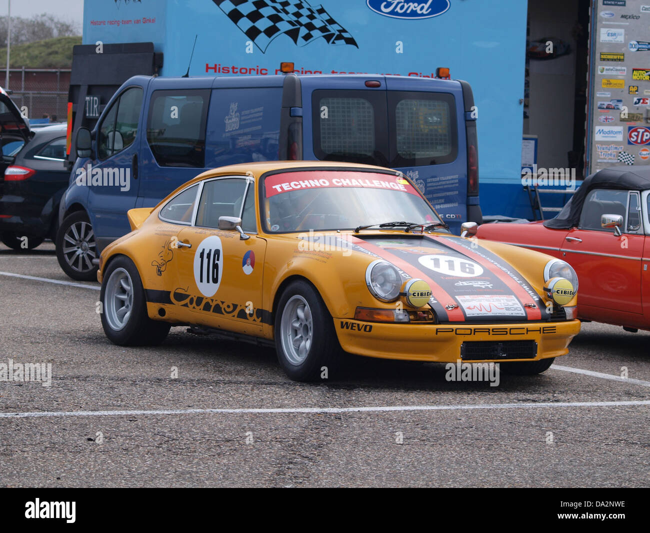 Der Porsche Carrera auf dem Nationaal Oldtimer Festival in Zandvoort im Jahr 2010 zeigt klassische und Oldtimer auf einer renommierten Rennstrecke. Die Veranstaltung beleuchtet das Erbe der Porsche-Ingenieurskunst und die Kultur der Oldtimer-Liebhaber. Stockfoto