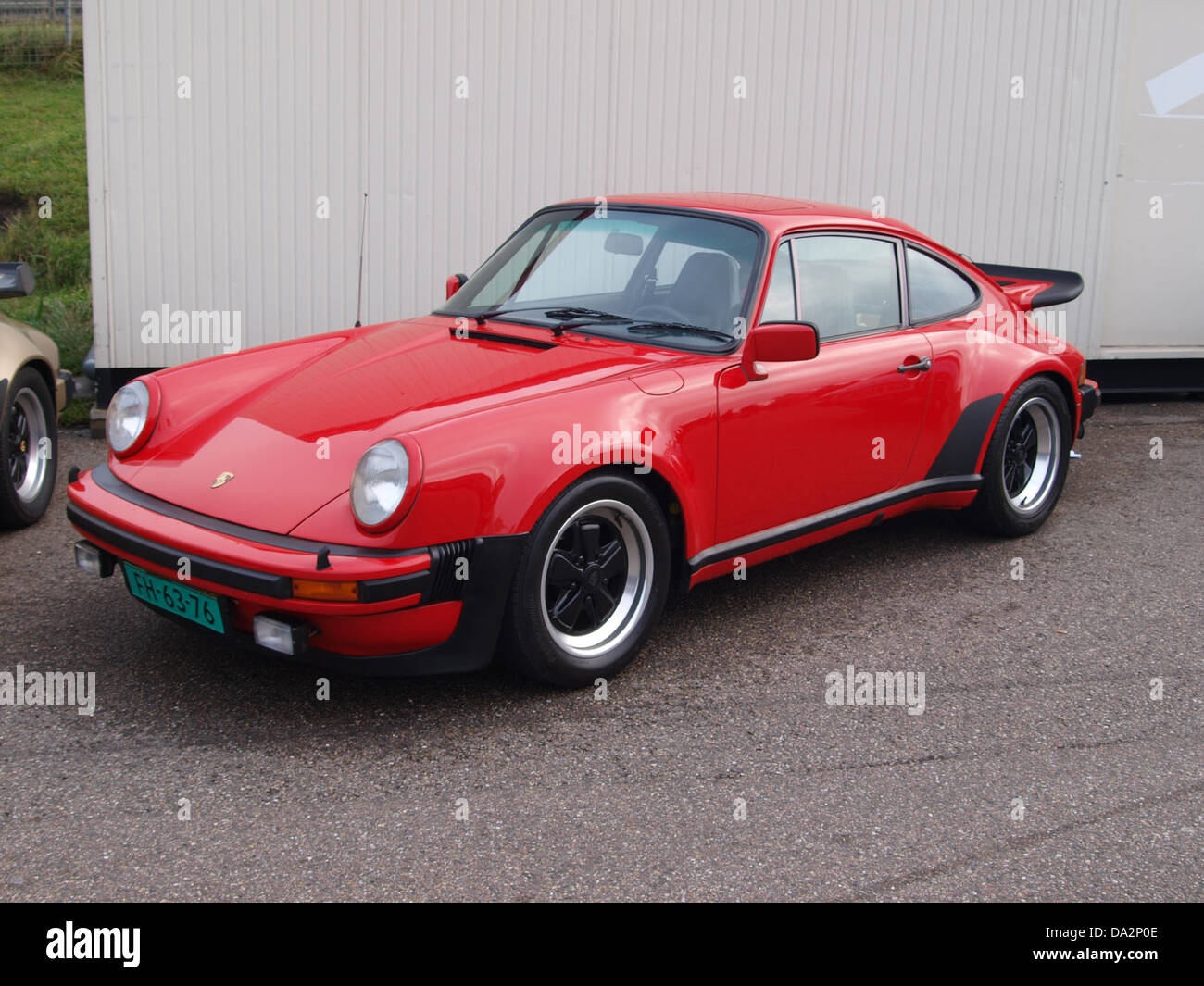 Dieses Bild zeigt einen roten Porsche beim Nationaal Oldtimer Festival in Zandvoort, 2010. Bei der Veranstaltung werden klassische Fahrzeuge vorgestellt, die begeisterte Fans zusammenbringen und das Handwerk und Design der Vintage-Automobile präsentieren. Stockfoto