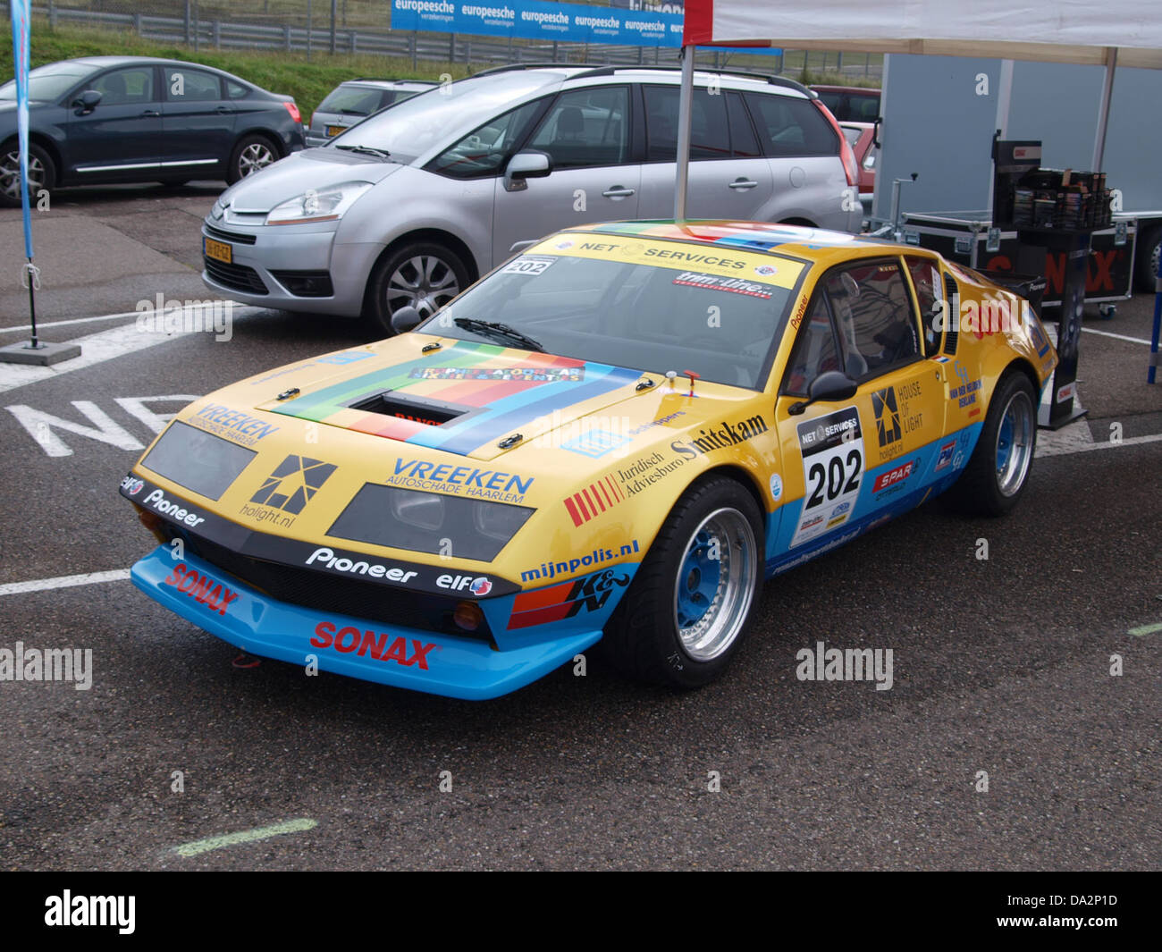 Der Renault Alpine, der 2010 auf dem Nationaal Oldtimer Festival in Zandvoort vorgestellt wurde, repräsentiert das Erbe klassischer Automobile und hebt das Design und die Leistung von Oldtimern in der Motorsportgeschichte hervor. Stockfoto