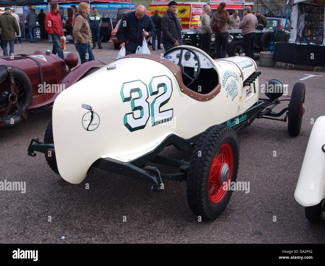Dieses Bild vom Nationaal Oldtimer Festival 2010 in Zandvoort zeigt einen Studebaker, eine klassische amerikanische Automobilmarke. Das Festival feiert Oldtimer und präsentiert klassische Autos aus verschiedenen Epochen, die das Design und die Tradition des Studebaker hervorheben. Stockfoto
