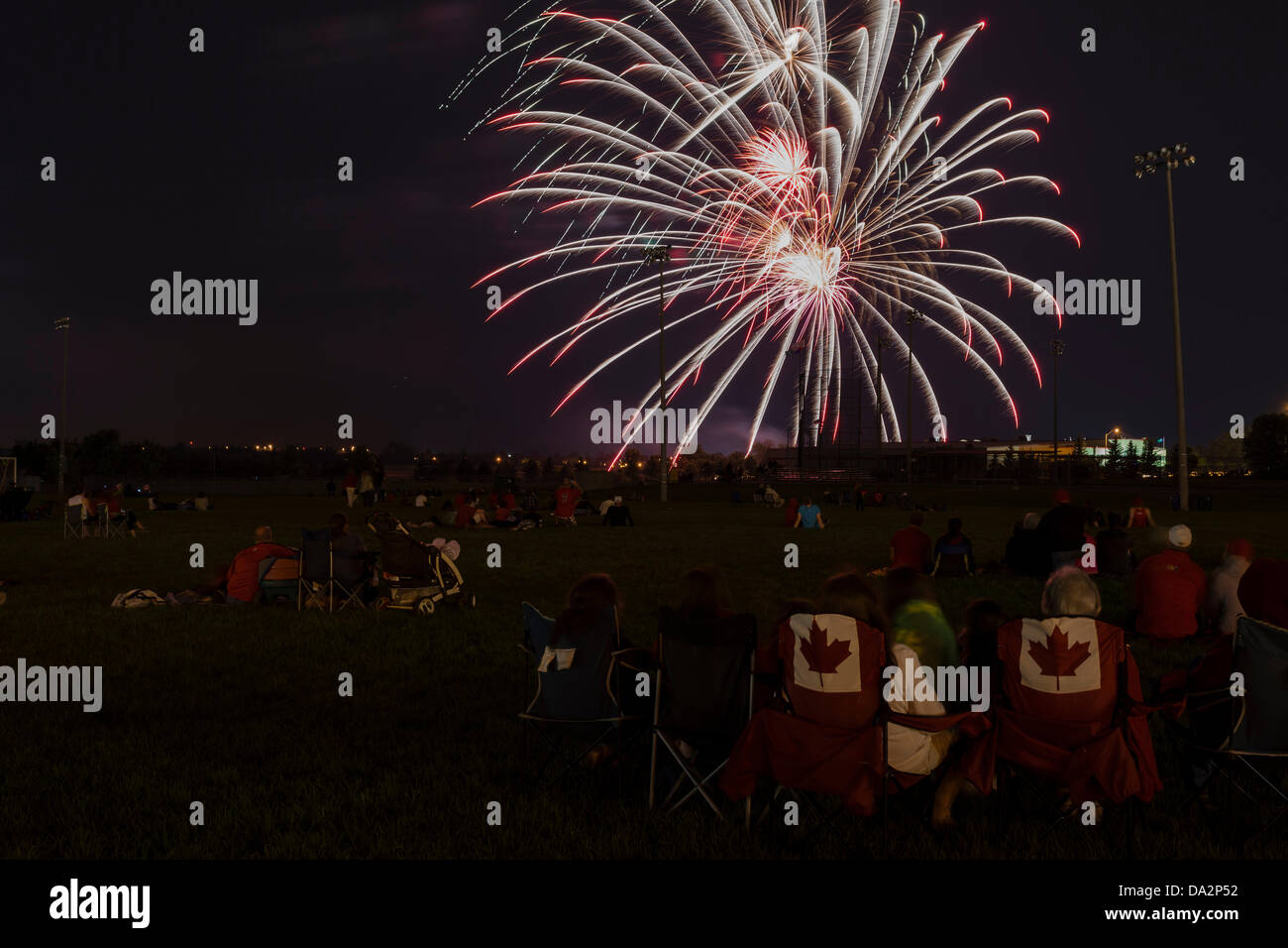 Ontario, Kanada. 1. Juli 2013. Bürger beobachten Feuerwerk zeigen bei der Kanata Recreation Complex, Kanata, Ontario Kanada am 1. Juli 2013 als Canada Day Feier geht zu Ende Credit: Guoqiang Xue/Alamy Live News Stockfoto