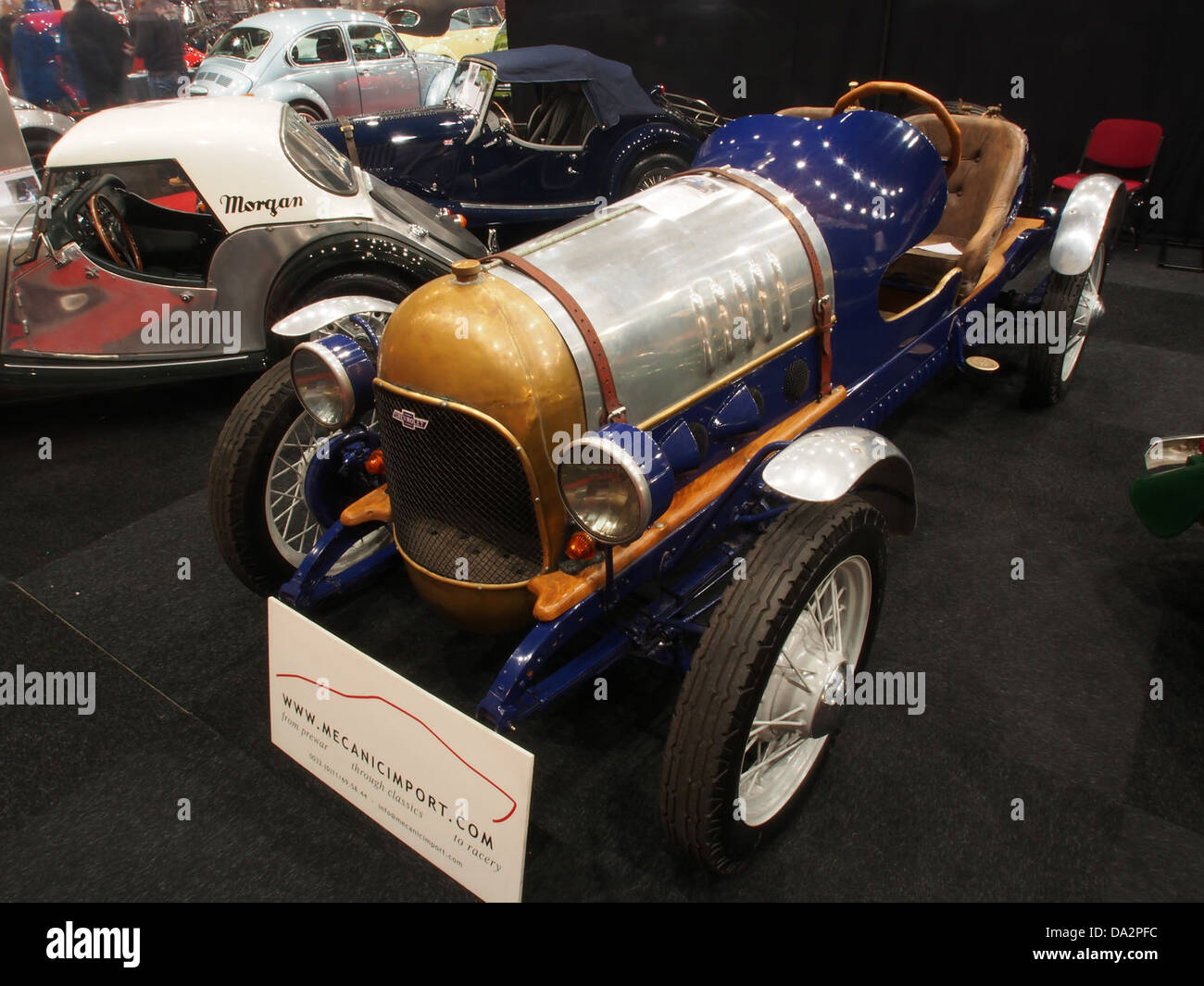 Dieses Bild zeigt einen sehr alten Chevrolet beim Nationaal Oldtimer Festival in Zandvoort, 2010. Die Oldtimer-Veranstaltung feiert Oldtimer, wobei der Chevrolet die Geschichte und das Design der Automobilbranche thematisiert. Das Festival zieht Autofahrer an und zeigt seltene und gut erhaltene Autos aus verschiedenen Epochen. Stockfoto