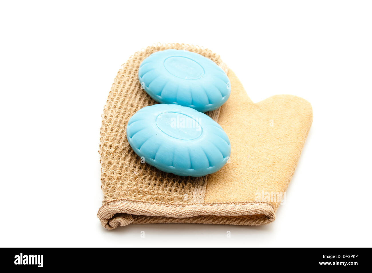 Blaue Seife mit Massagehandschuh auf weißem Hintergrund Stockfoto