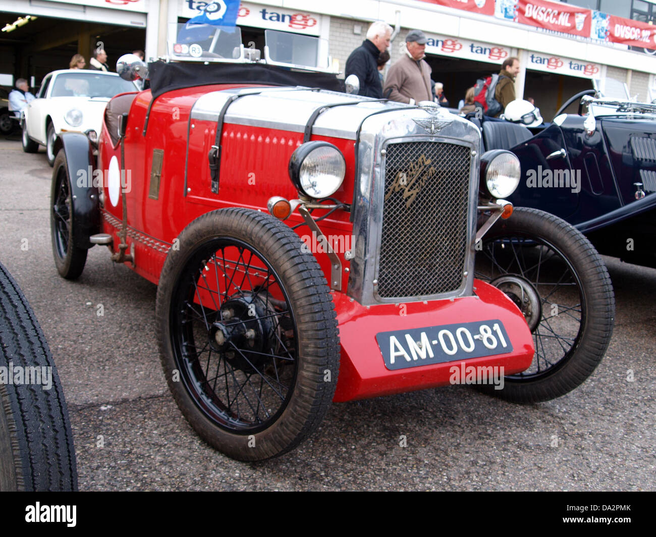 Der 1935 Austin Seven Brooklands AM-00-81 ist ein britischer Oldtimer-Klassiker, der 2010 auf dem Nationaal Oldtimer Festival in Zandvoort vorgestellt wurde. Das Auto stellt ein bedeutendes Modell in der Automobilgeschichte dar. Stockfoto