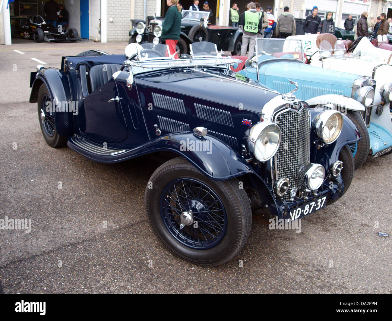Das Triumph Gloria Southern Cross von 1935, fotografiert auf dem Nationaal Oldtimer Festival in Zandvoort im Jahr 2010, ist ein Oldtimer-Modell, das die Eleganz und Ingenieurskunst britischer Automobile vor dem Zweiten Weltkrieg repräsentiert. Stockfoto