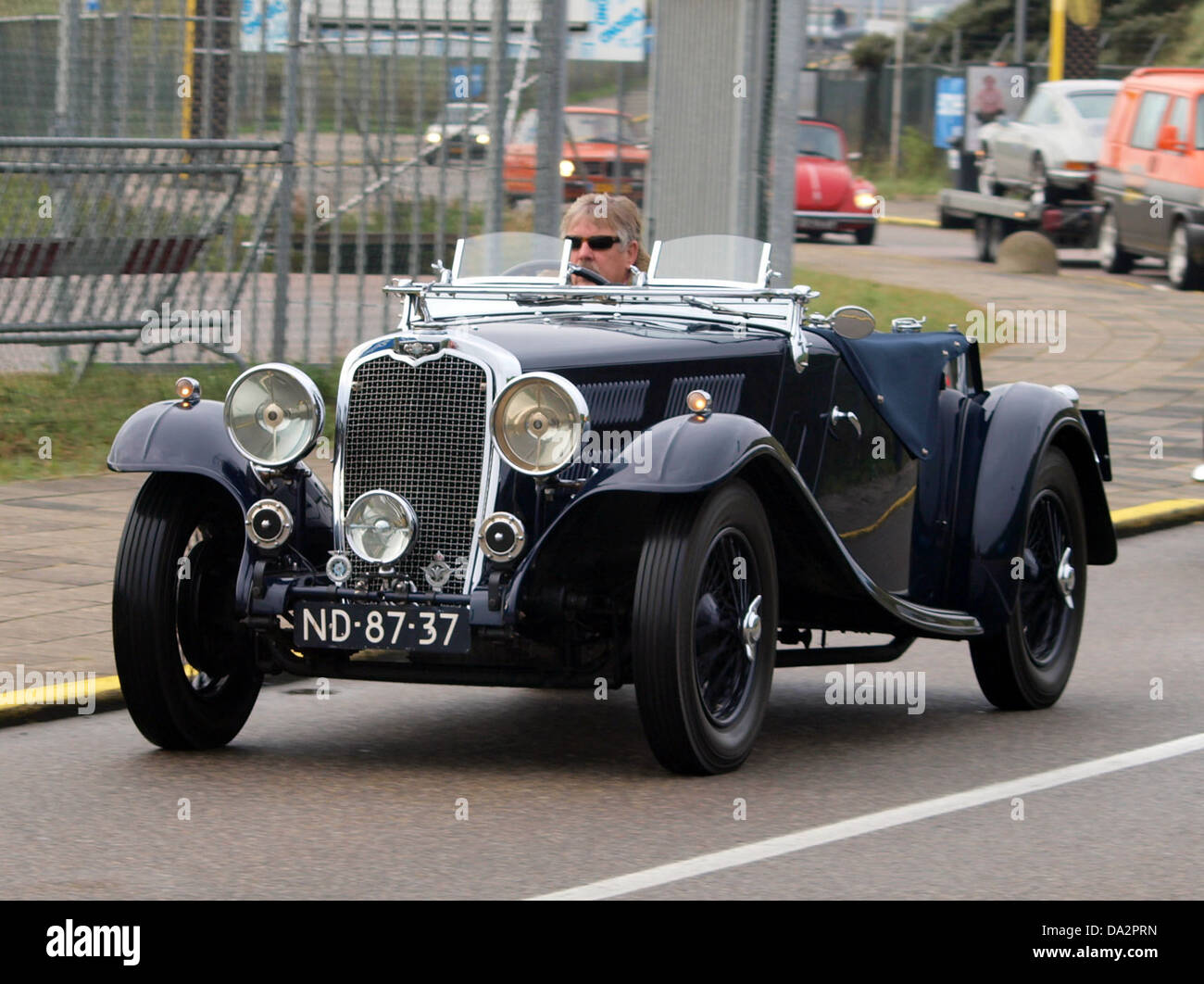 Der Triumph Gloria Southern Cross 1935, der 2010 auf dem Nationaal Oldtimer Festival in Zandvoort gezeigt wurde, ist ein britischer Klassiker, der für sein elegantes Design und seine Technik bekannt ist. Dieses Fahrzeug stellt einen bedeutenden Teil der Automobilgeschichte in der Zeit vor dem Zweiten Weltkrieg dar. Stockfoto