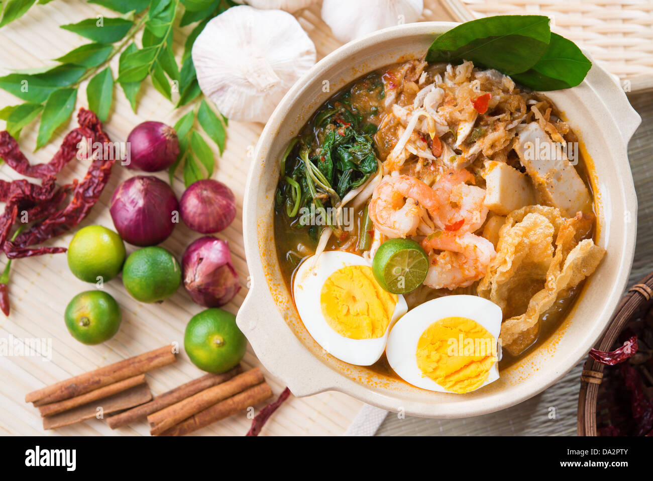 Singapur Garnele Nudeln oder Garnele mich. Berühmte Singapurer Küche würzig frisch gegart Har mir im Tontopf mit heißem Dampf. Asiatische Küche. Stockfoto