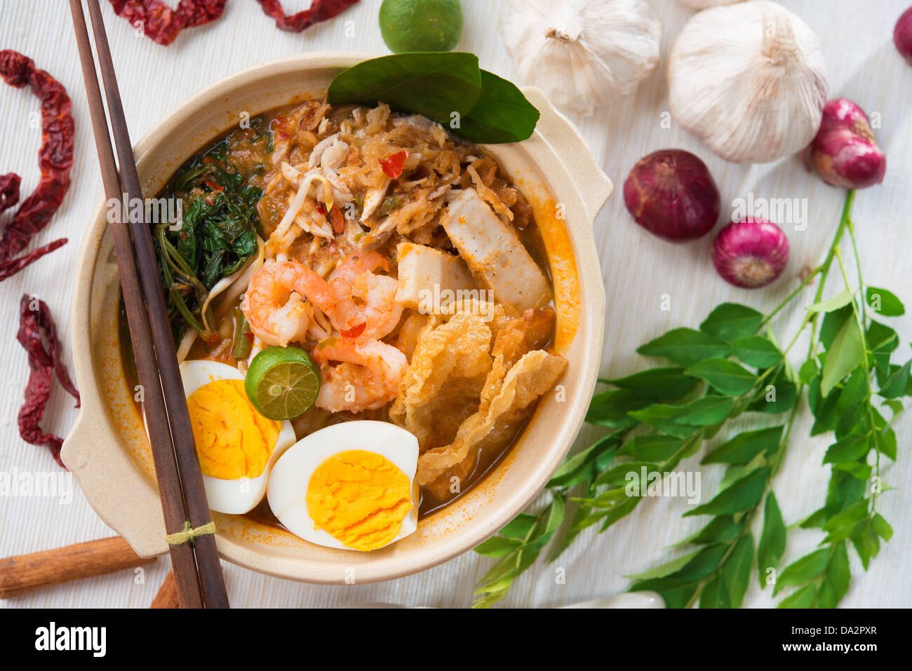 Singapurische Garnele Nudeln oder Har mich. Berühmte Singapur essen würzig frisch Garnelen gekocht mich im Tontopf mit heißem Dampf. Asiatische Küche. Stockfoto