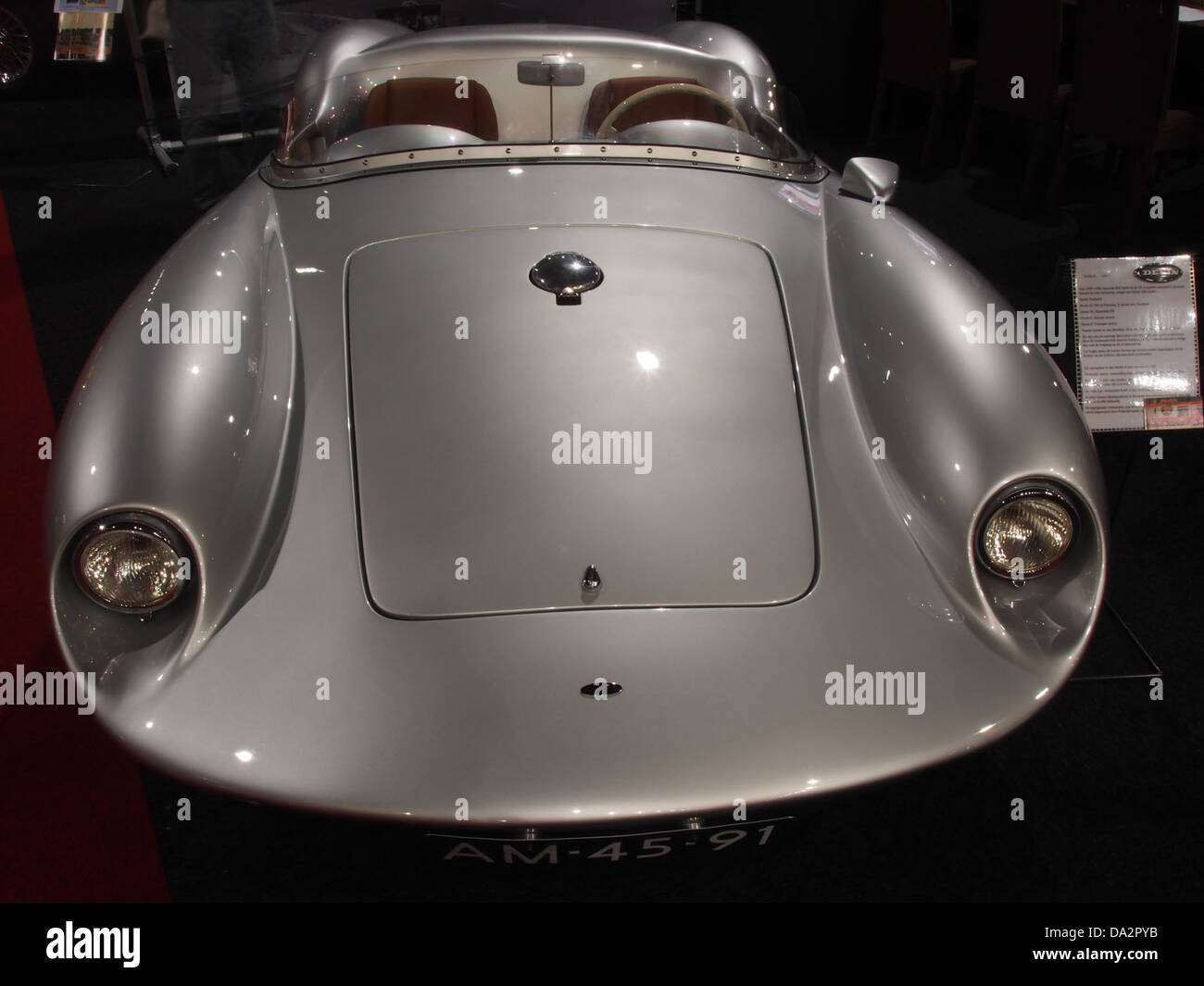 Ein 1953er SIATA 300 BC wurde 2010 auf dem Nationaal Oldtimer Festival in Zandvoort vorgestellt. Der SIATA 300 BC ist ein italienischer Oldtimer, der für seine Leistung und sein Design bekannt ist. Bei dieser Veranstaltung wurden Klassiker aus verschiedenen Epochen gezeigt. Stockfoto