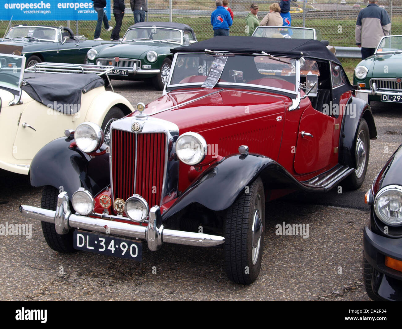 Dieses Foto zeigt den 1951 MG TD, einen klassischen britischen Sportwagen, der 2010 während des Nationaal Oldtimer Festivals in Zandvoort aufgenommen wurde. Das Fahrzeug wird in makellosem Zustand gezeigt, was sein Vintage-Design und seine Technik unterstreicht. Stockfoto
