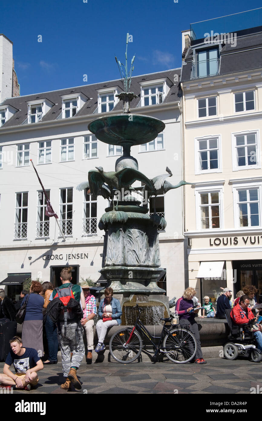 Kopenhagen Dänemark EU Storch Brunnen dominiert der sehr belebten Amagertorv der Zentralplatz Stockfoto