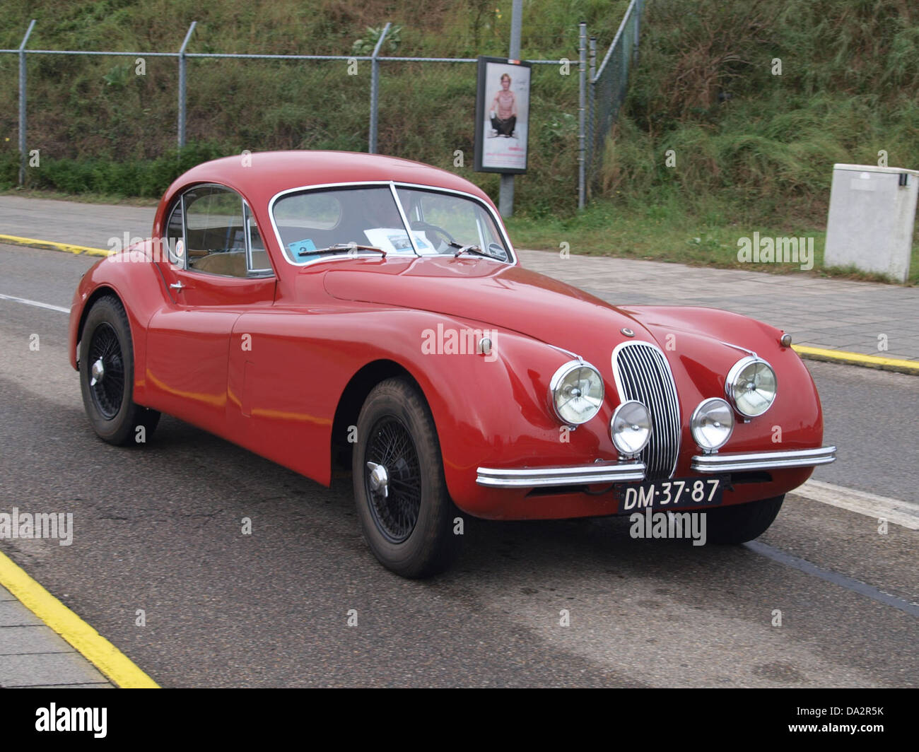Der Jaguar XK 120 FHC (Fixed Head Coupé) von 1953 wurde 2010 auf dem Nationaal Oldtimer Festival in Zandvoort, Niederlande, ausgestellt. Dieser für sein schlankes Design und seine Leistung bekannte Oldtimer ist ein Paradebeispiel für die Automobiltechnik der 1950er Jahre. Stockfoto