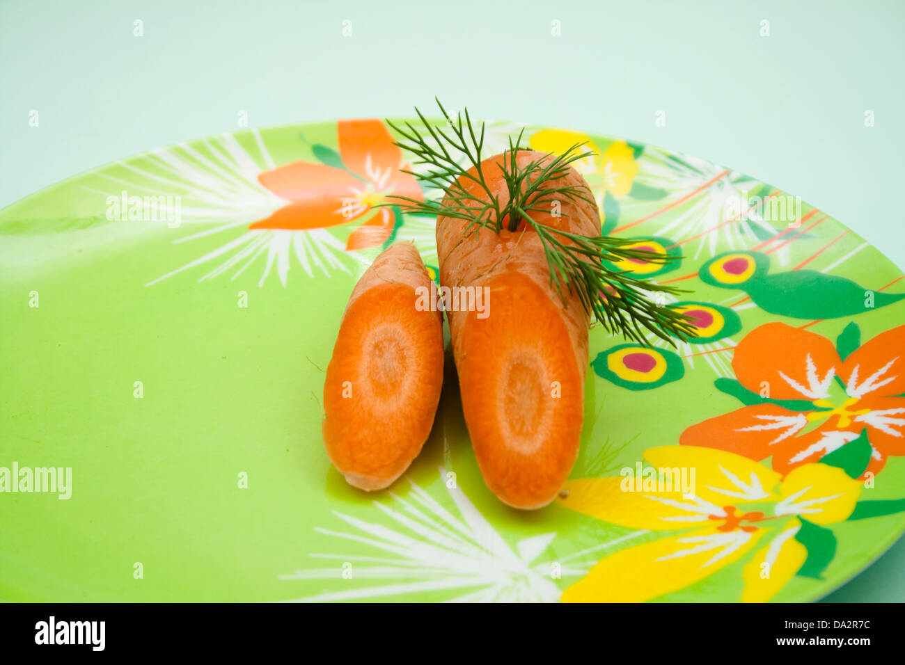 Frische Karotten auf Kunststoffplatte Stockfoto