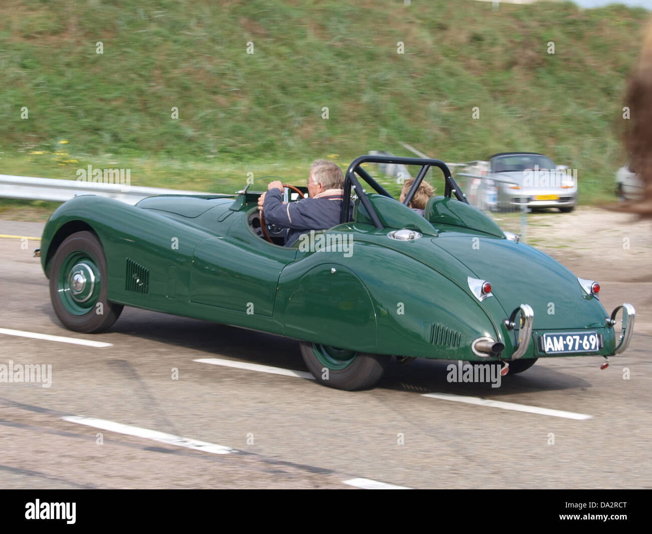 Der 1955 auf dem Nationaal Oldtimer Festival 2010 in Zandvoort ausgestellte Jaguar XK 120 Roadster repräsentiert einen klassischen britischen Sportwagen aus der Mitte des 20. Jahrhunderts. Der XK 120, der für sein schlankes Design und seine beeindruckende Leistung bekannt ist, ist ein kultiges Modell in der Automobilgeschichte und vereint Luxus mit Geschwindigkeit. Dieser Oldtimer zeigt die Eleganz und technische Präzision der Marke Jaguar. Stockfoto