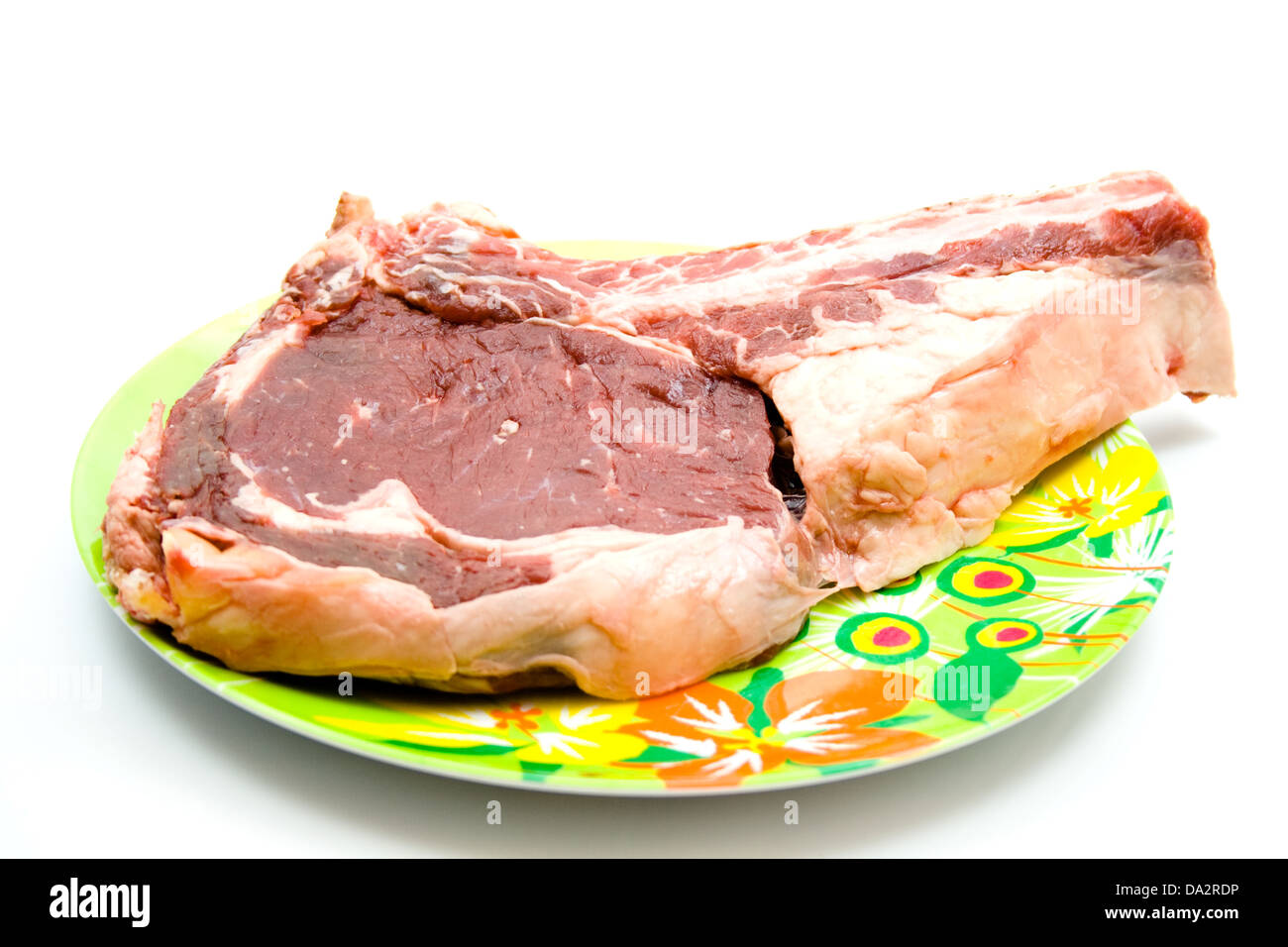 Frisches rohes Rindfleischsteak auf dem Teller Stockfoto