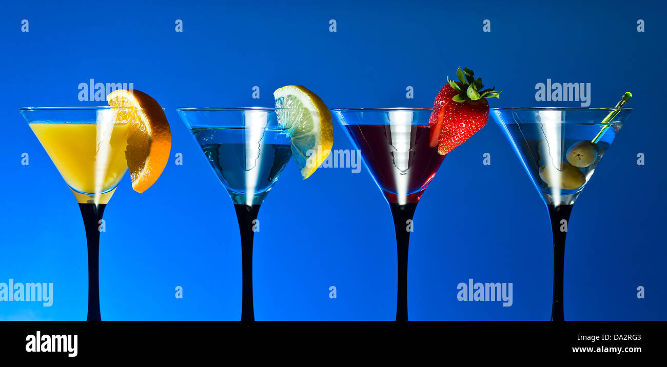 Verschiedene Cocktails oder Longdrinks, garniert mit Früchten Stockfoto