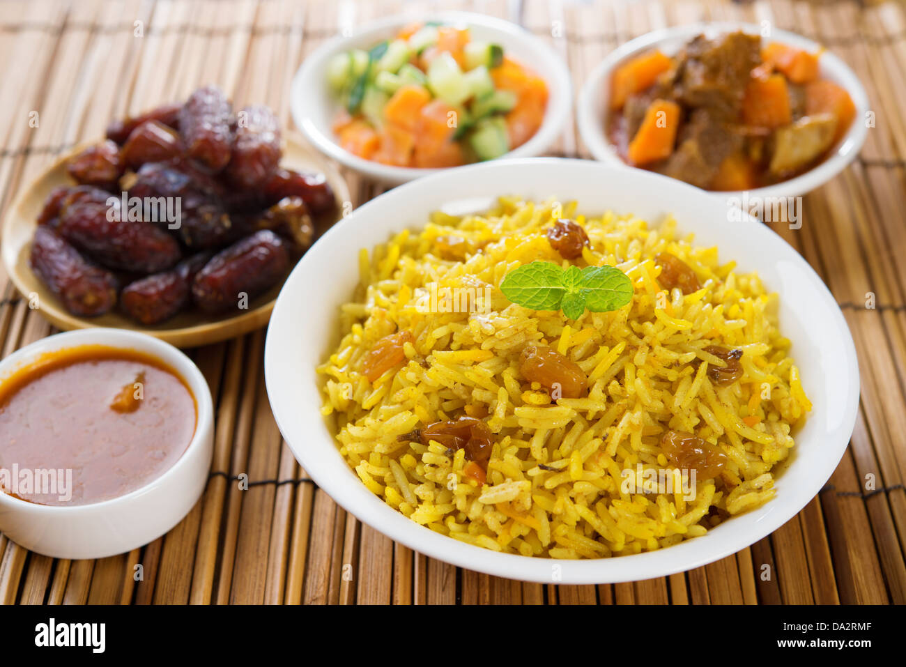 Arabischer Reis, Ramadan Essen im Nahen Osten, in der Regel mit Tandoor-Ofen Lamm serviert. Orientalische Speisen. Stockfoto