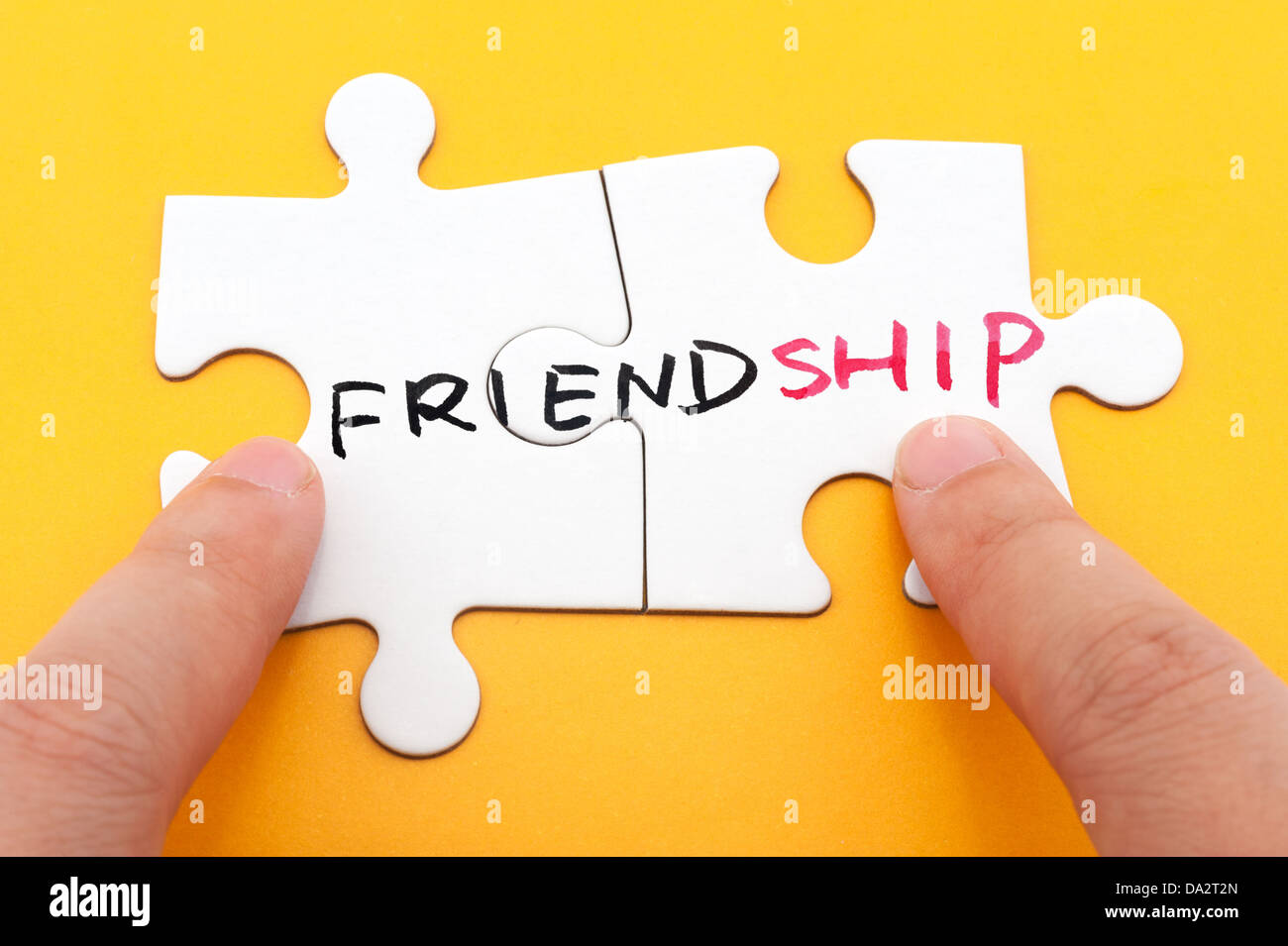 Freundschaft-Wort geschrieben auf zwei Teile des Puzzles Stockfoto