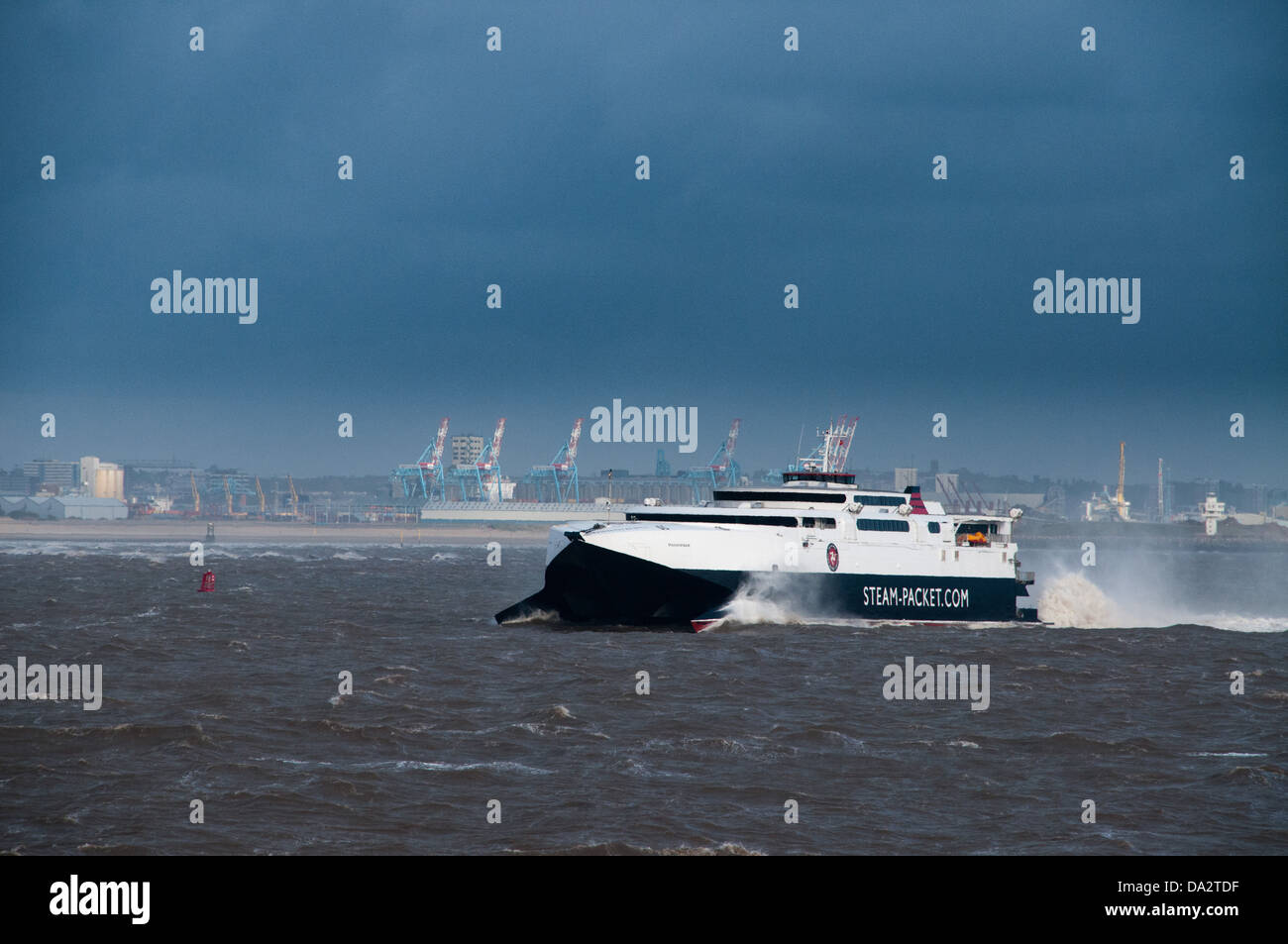 Die Isle of man Steam Packet Company schnelle Autofähre 'Manannan', die Liverpool verlässt Stockfoto