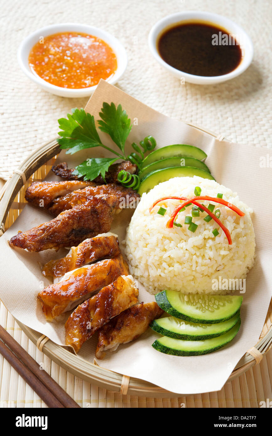 Singapur-Huhn mit Reis. Asiatischen Stil Hainan Chicken Rice Nahaufnahme. Asiatische Küche. Stockfoto