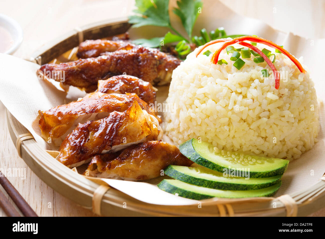 Malaysia gegrilltes Huhn mit Reis. Asiatischen Stil Hainan Chicken Rice Nahaufnahme. Asiatische Küche. Stockfoto