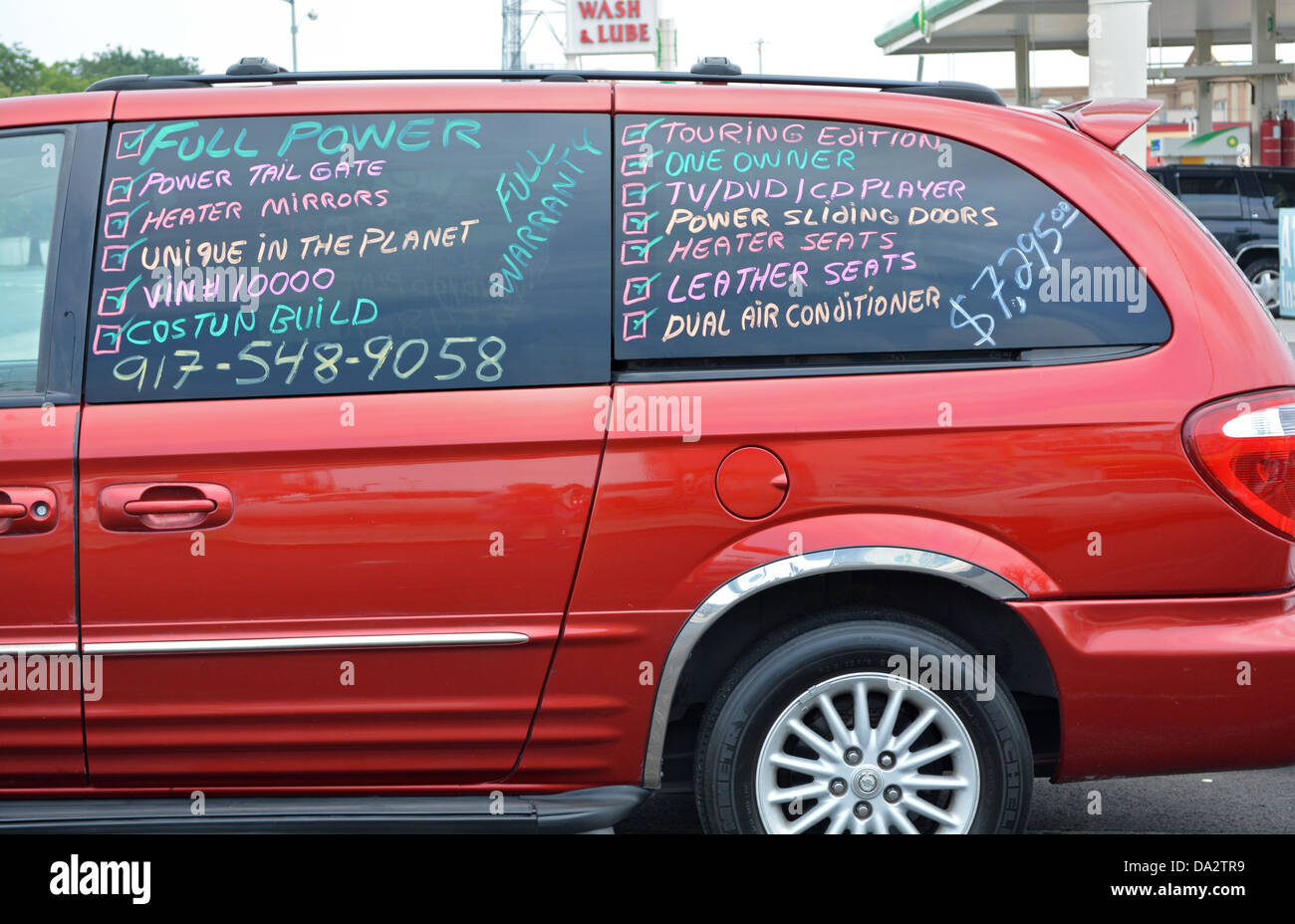 Ein Auto zum Verkauf mit Werbung drauf geschrieben Windows im Abschnitt Bushwick von Brooklyn, New York Stockfoto