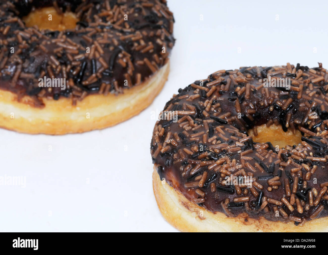 Ein Schoko Donut auf weißem Hintergrund. Stockfoto