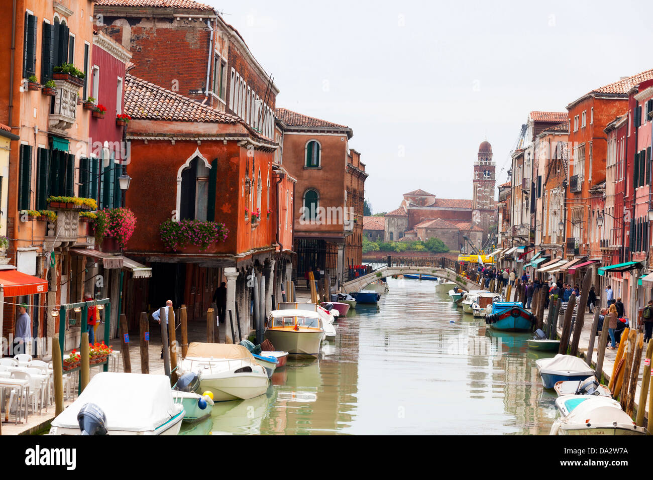 Gebäude und festgemachten Boote an Rio del Vetrai, Murano, Venedig, Italien Stockfoto