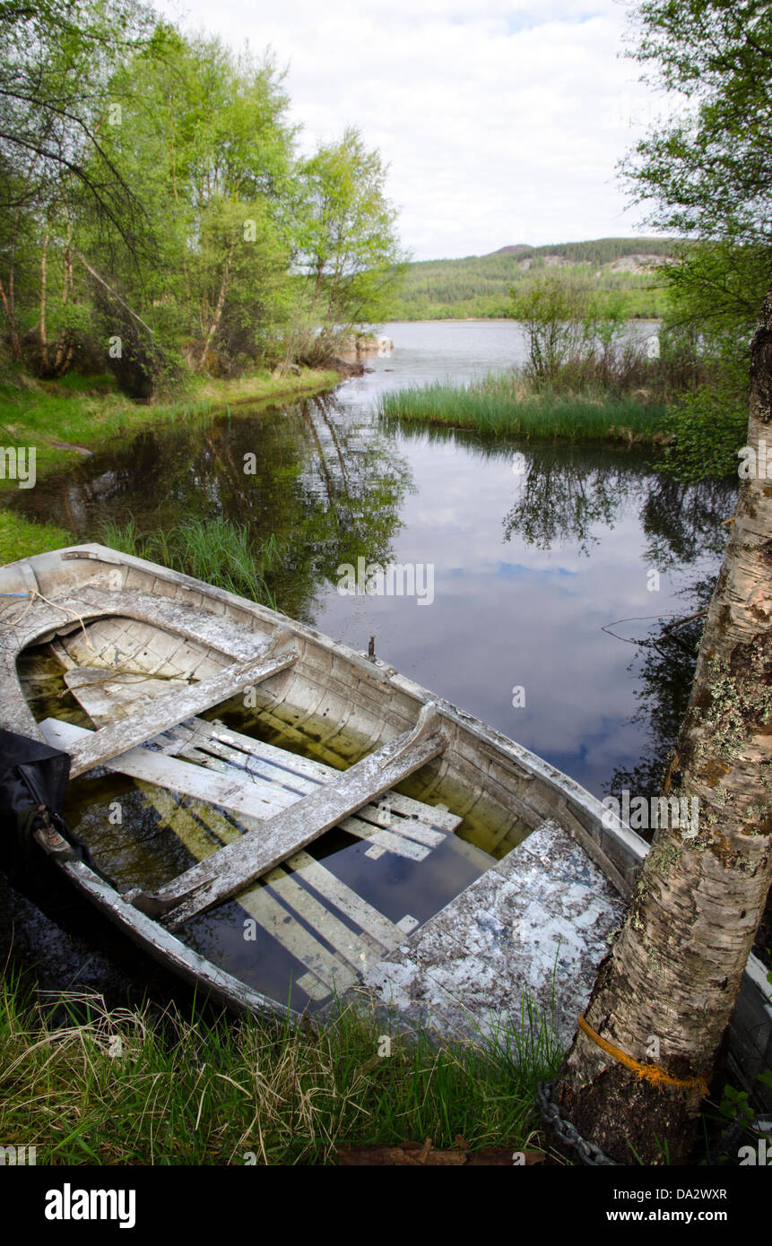 alte hölzerne Ruderboot festgemacht Loch Ruthven Hochland Schottland Stockfoto