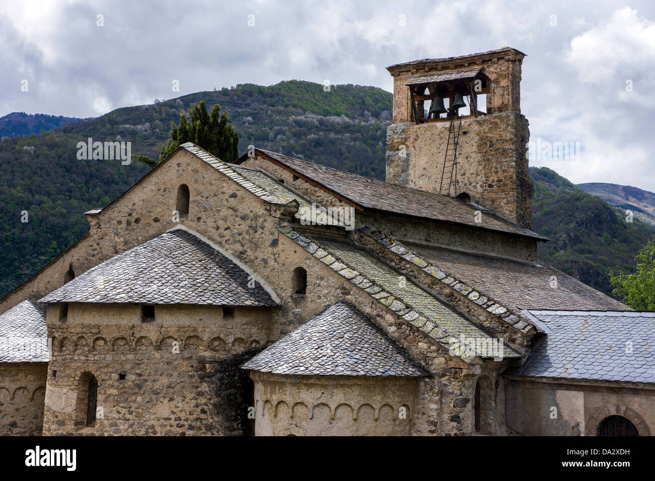 O alte romanische Kirche unter grauem Himmel und Berge, antike Monument, Religion hautnah Stockfoto