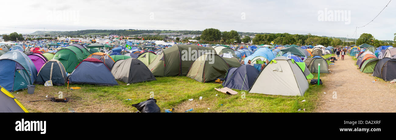 GLASTONBURY FESTIVAL, UNITED KINGDOM - 30. Juni 2013: Panoramablick auf einem Campingplatz am Glastonbury Festival 2013 Stockfoto