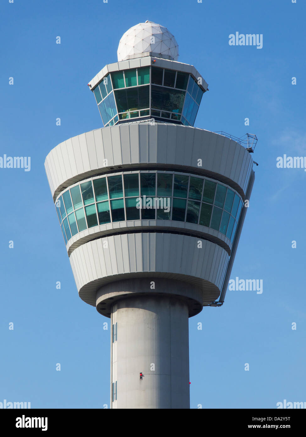 Luft Verkehr Kontrolle Turm des AMS Flughafen Schiphol Amsterdam, die Niederlande vor blauem Himmel Stockfoto