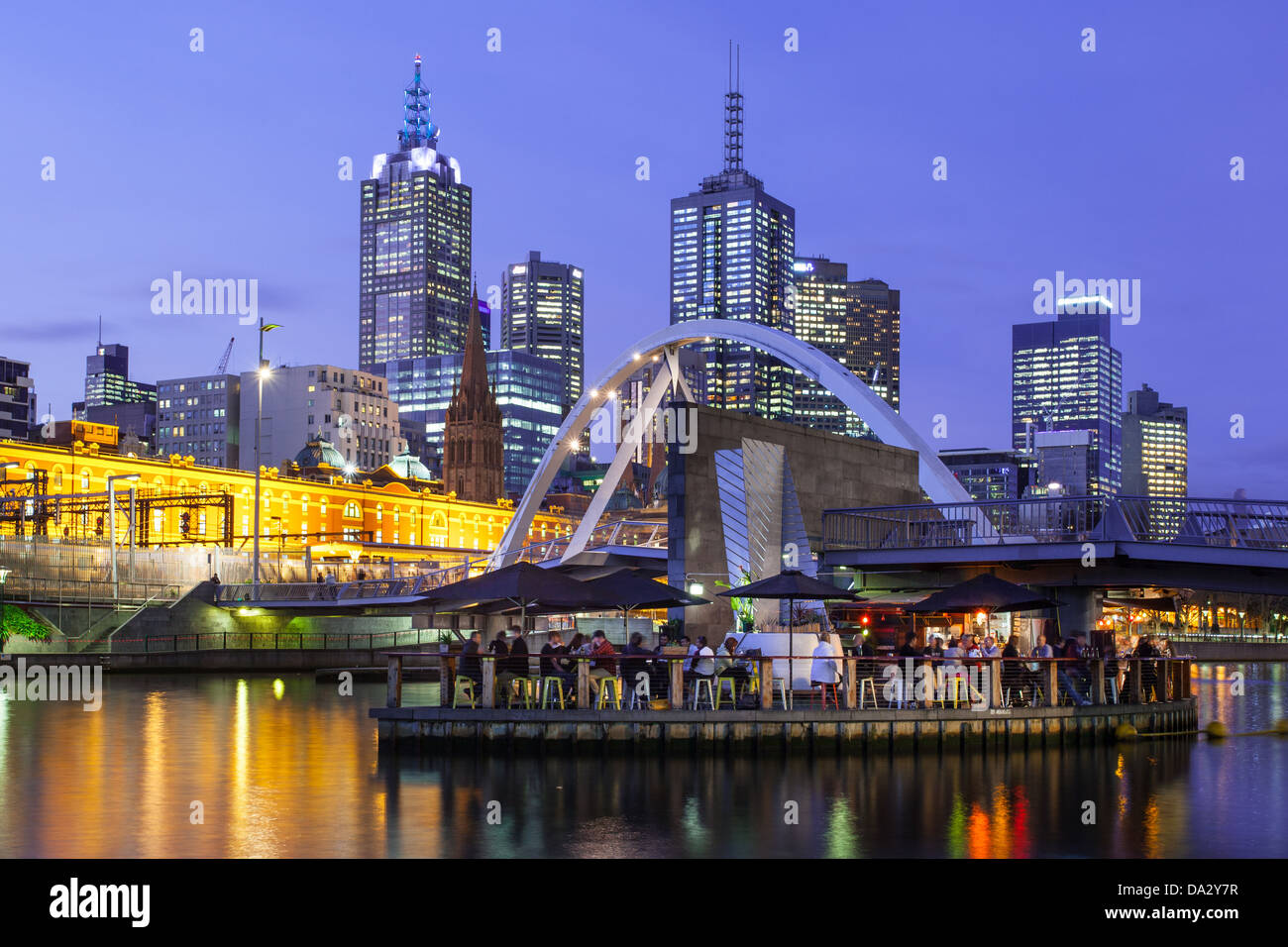 Melbournes berühmte Skyline von Southbank in Richtung Flinders Street Station in Melbourne, Victoria, Australia Stockfoto