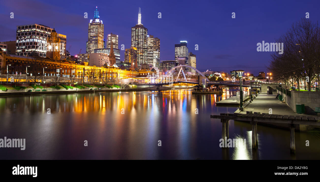 Melbournes berühmte Skyline von Southbank in Richtung Flinders Street Station in Melbourne, Victoria, Australia Stockfoto