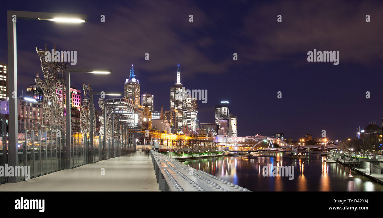 Skyline von Melbourne gesehen bei Dämmerung von Queens-Brücke in der Nähe von Southbank in Melbourne, Victoria, Australia Stockfoto