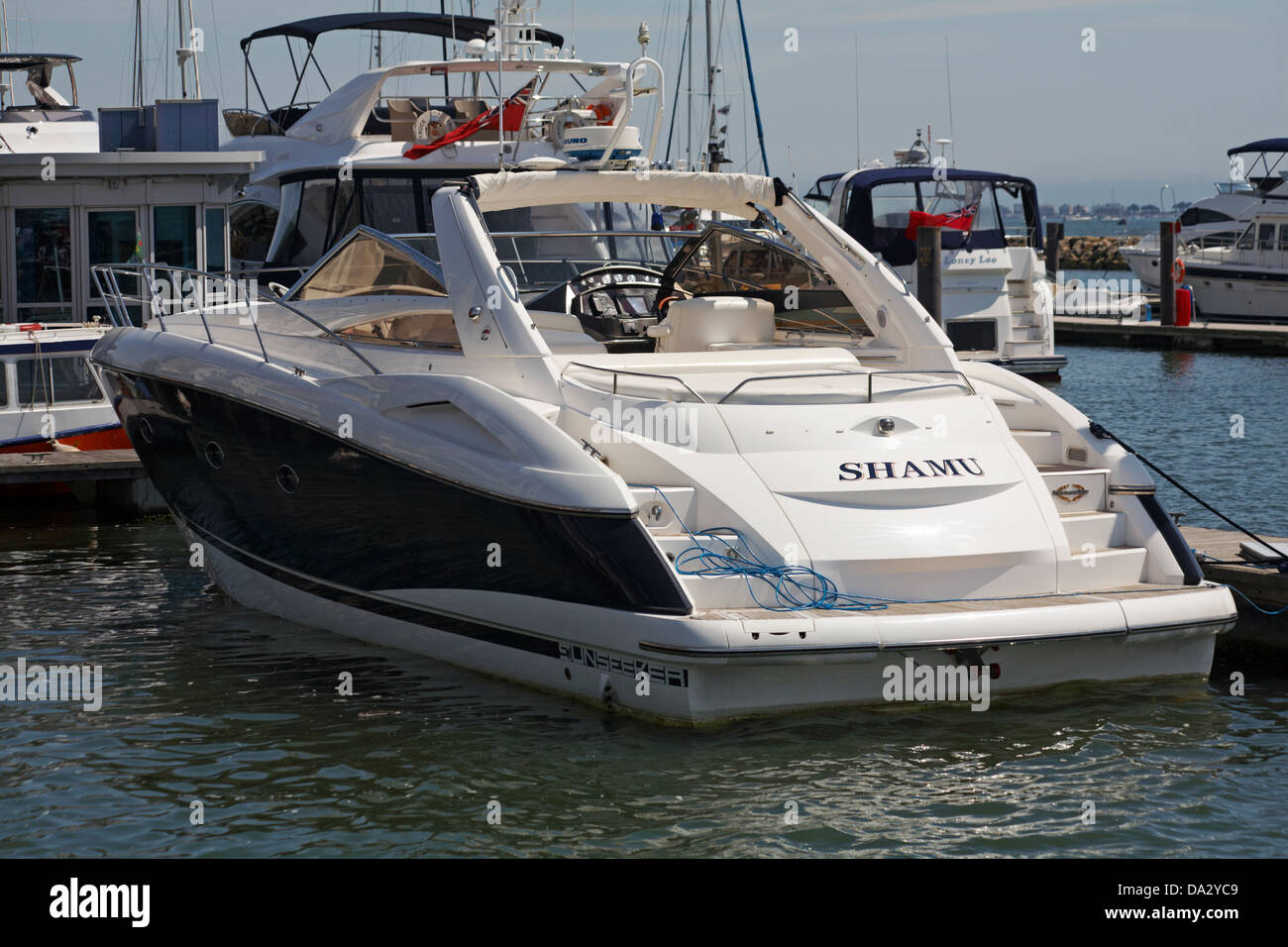 Motorboot Sunseeker vertäut im Hafen von Poole im Juni Stockfoto