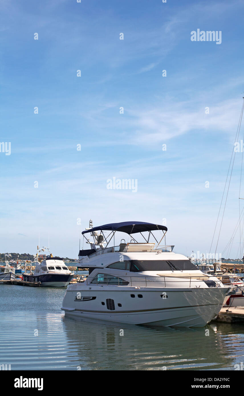 Boote im Hafen von Poole im Juni Stockfoto