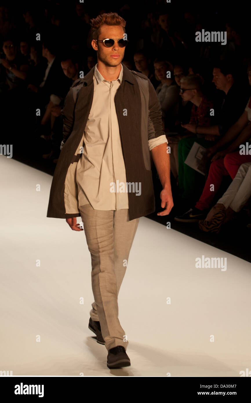 Berlin, Deutschland. 2. Juli 2013. Mark Stone zeigt sich der Sommer-Kollektion auf der Berliner Fashion Week Credit: Rey T. Byhre/Alamy Live News Stockfoto