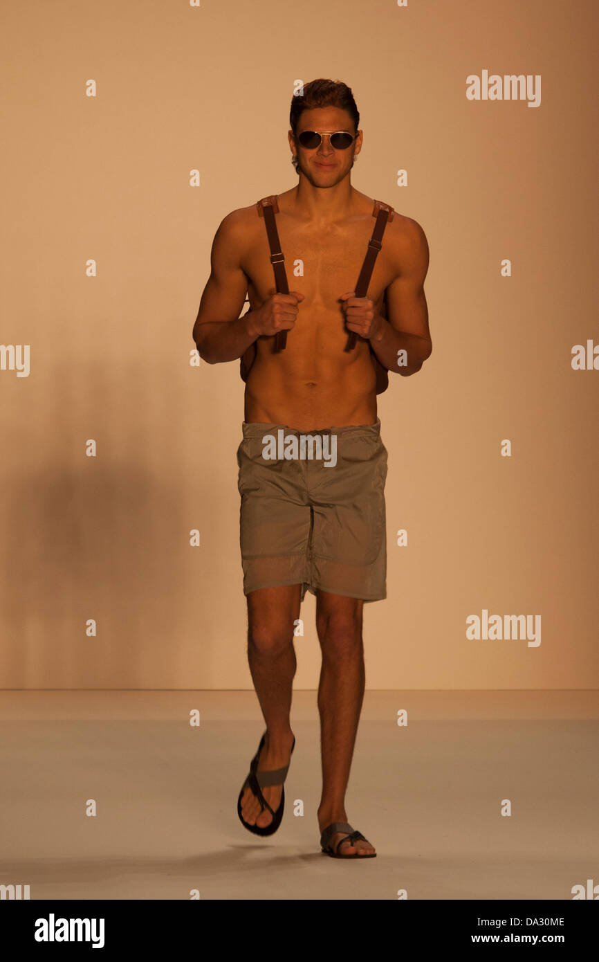 Berlin, Deutschland. 2. Juli 2013. Mark Stone zeigt sich der Sommer-Kollektion auf der Berliner Fashion Week Credit: Rey T. Byhre/Alamy Live News Stockfoto
