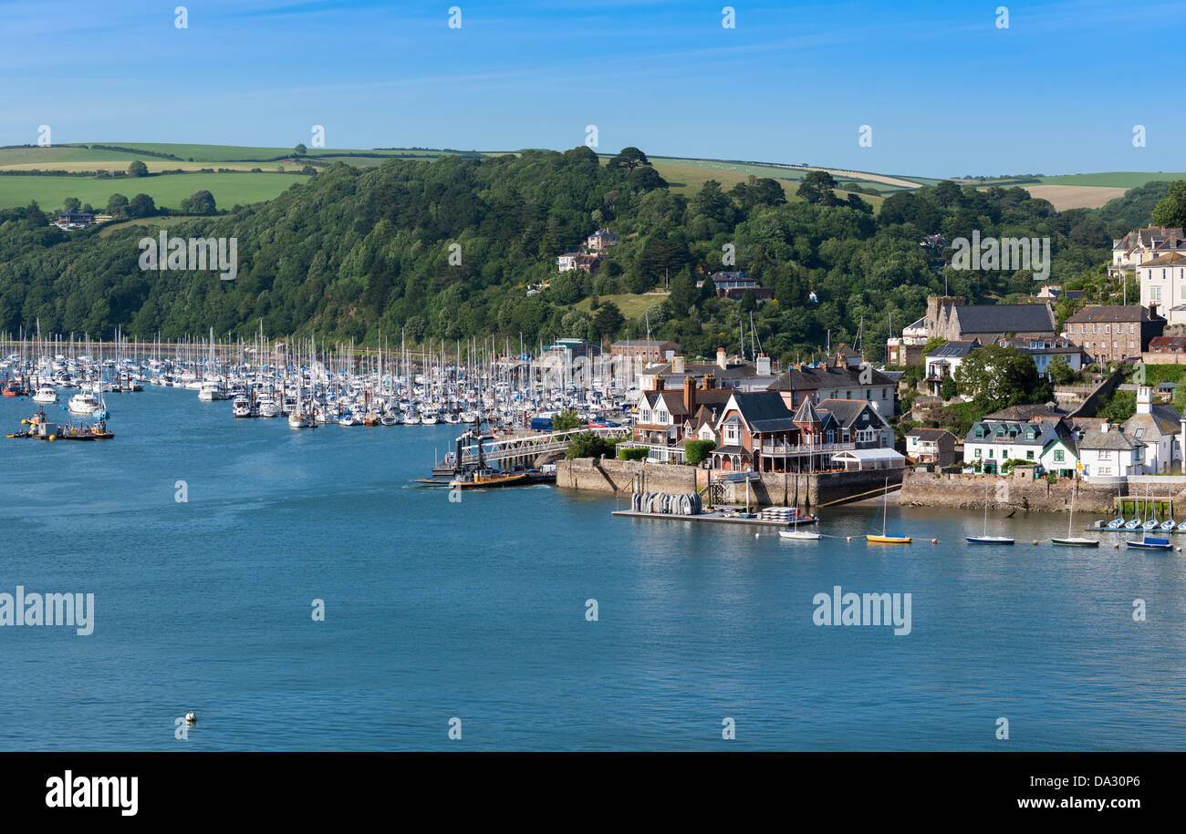 Dartmouth, Devon, England. 1. Juli 2013. Kingswear aus Dartmouth mit dem Dorf und festgemachten Jachten auf dem River Dart. Stockfoto