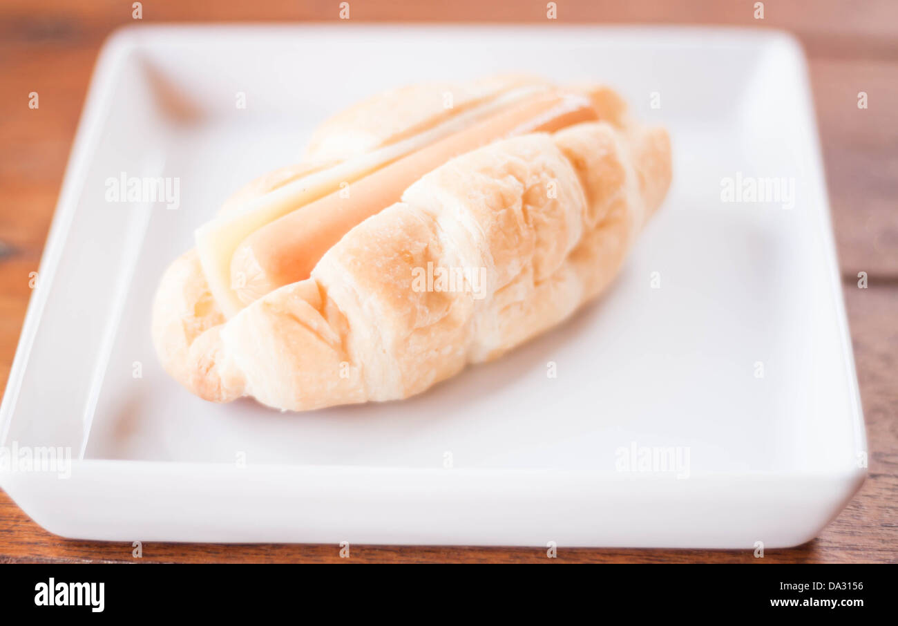 Mini Croissant mit Wurst und Käse füllen Stockfoto