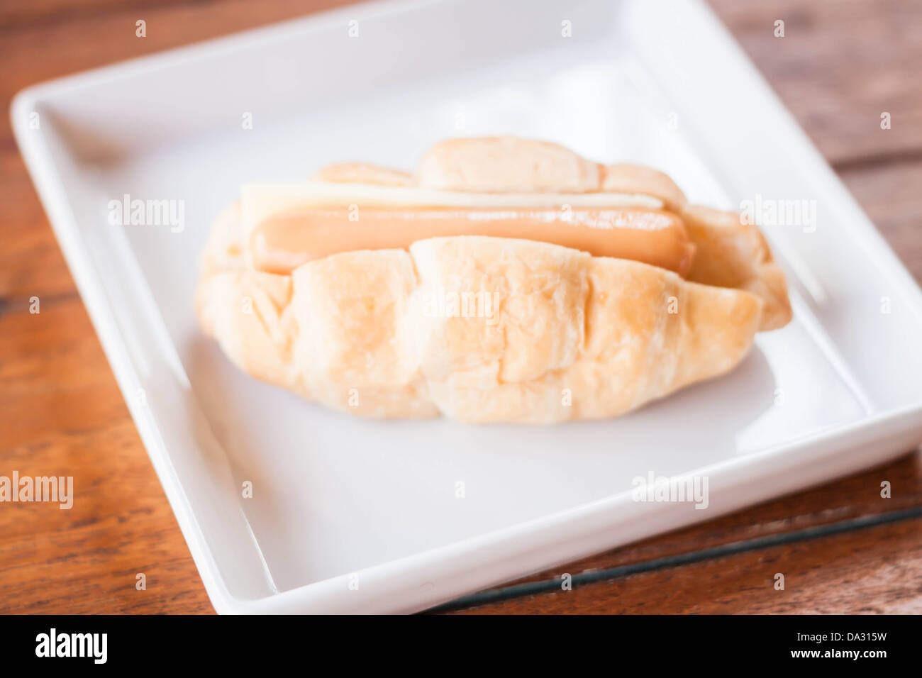 Einfach Pause mit Croissant, Wurst und Käse füllen Stockfoto