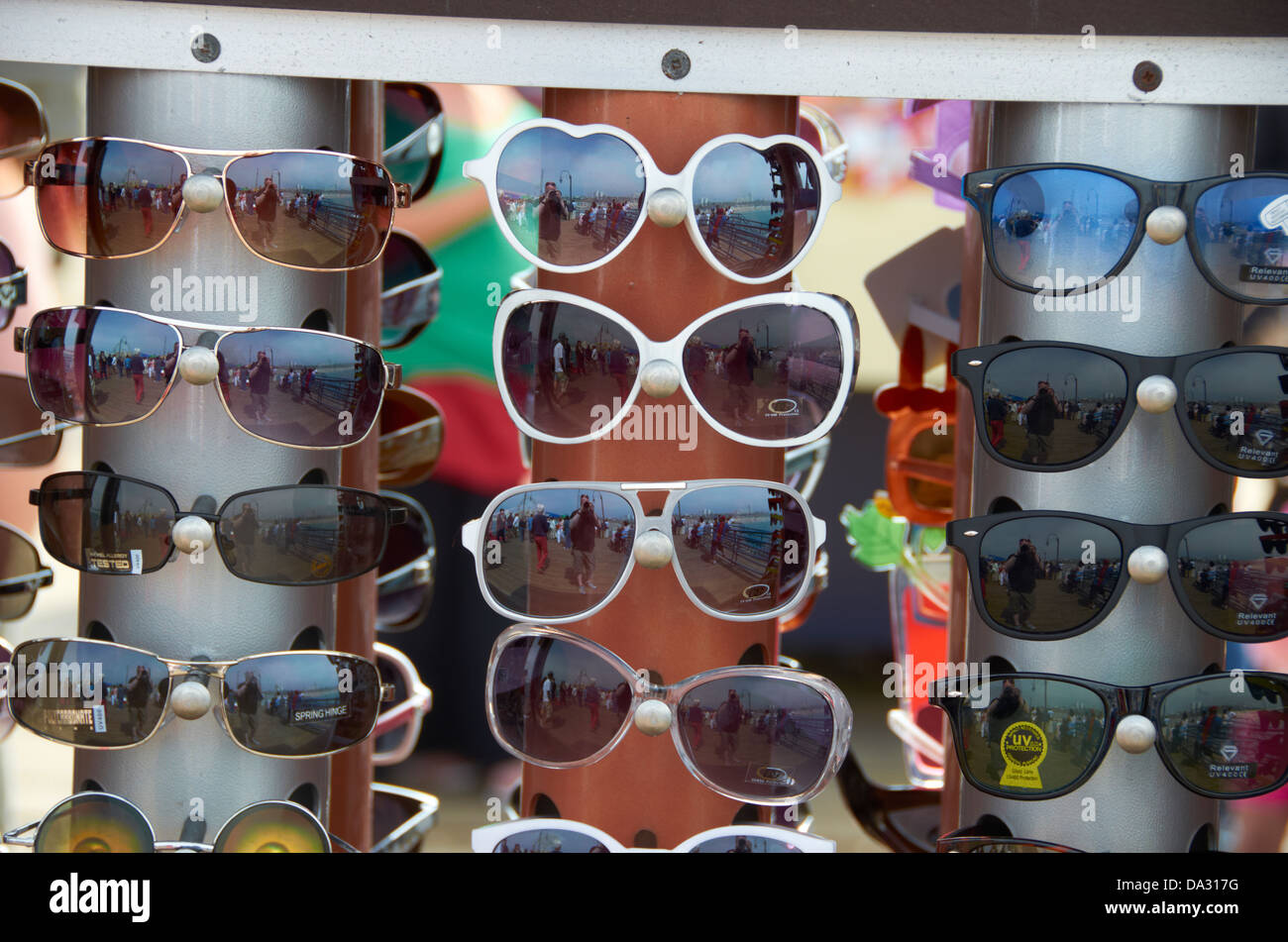 Farbtöne für den Verkauf auf einem Stand am Santa Monica Pier. Stockfoto