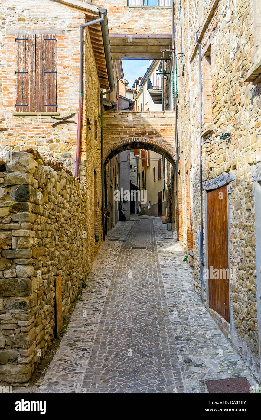 Blick auf ein wenig Straße in Sassocorvaro, in den italienischen Marken Stockfoto