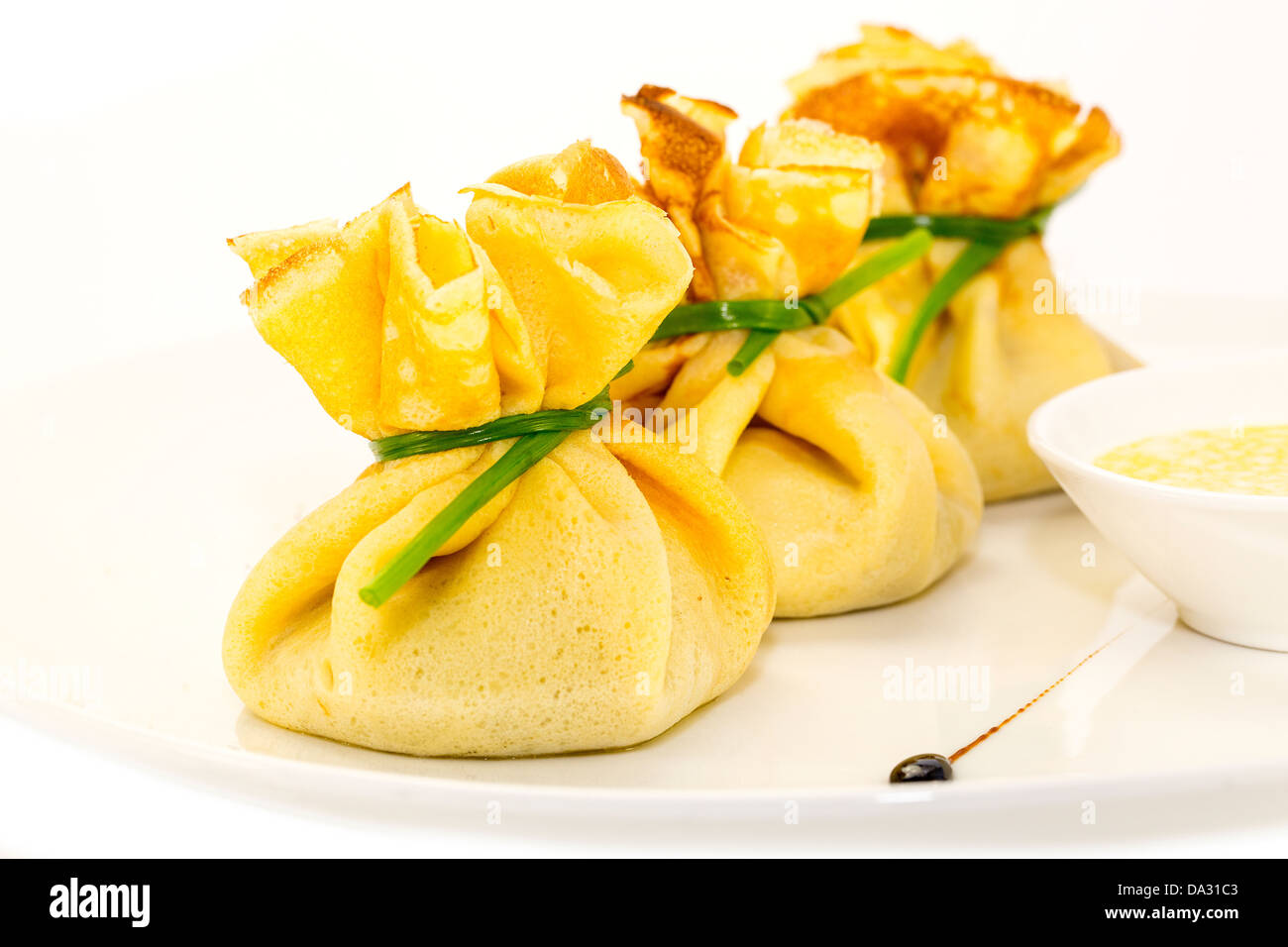 Pfannkuchen mit Fleisch auf einem Tisch in einem restaurant Stockfoto