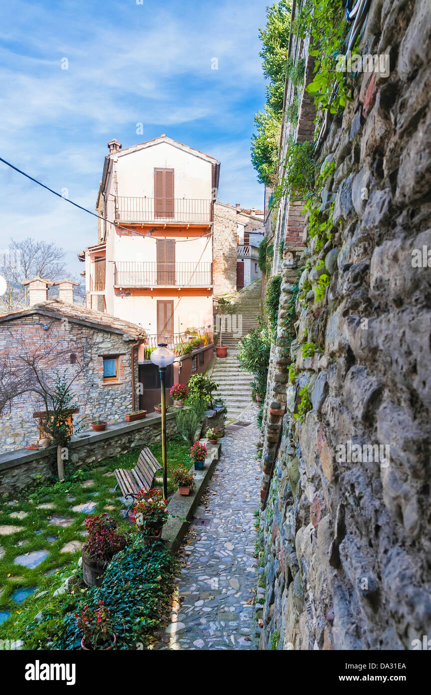 Blick auf ein wenig Straße in Sassocorvaro, in den italienischen Marken Stockfoto
