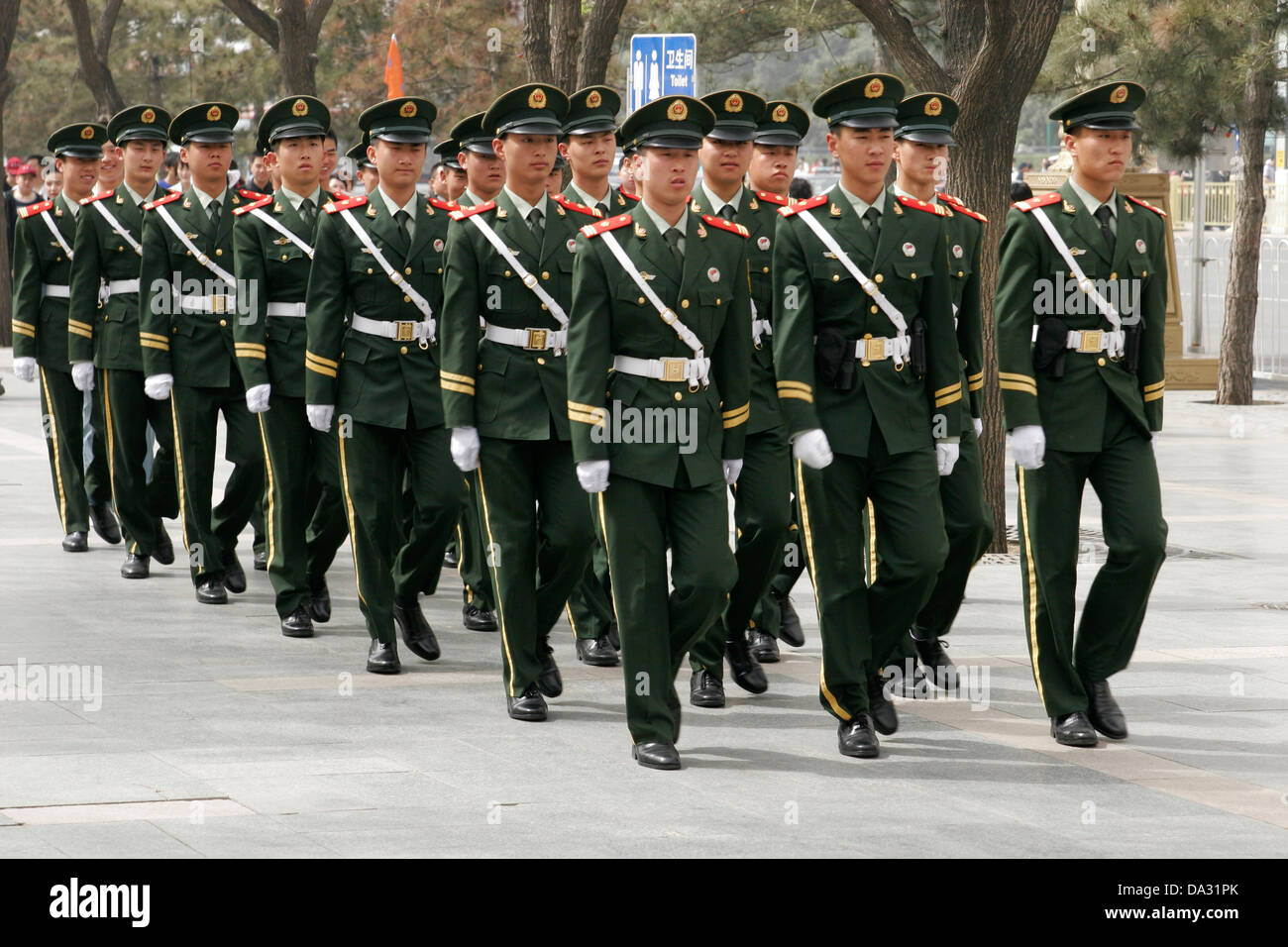 Chinesische Soldaten marschieren auf dem Tiananmen-Platz, Beijing Stockfoto
